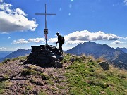 28 Alla croce di vetta di Cima Mezzeno (2230 m) a dx Arera